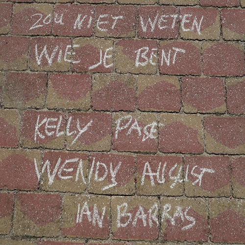 Kelly Page, Wendy August & Ian Barras-Zou Niet Weten Wie Je Bent